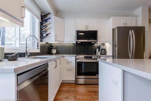 46-710 Spring Gardens Road, Burlington, ON - Indoor Photo Showing Kitchen With Stainless Steel Kitchen With Upgraded Kitchen