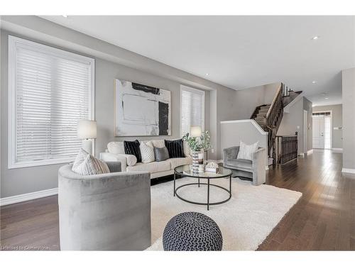 28 Pierre Trudeau Lane, Grimsby, ON - Indoor Photo Showing Living Room