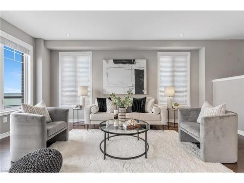 28 Pierre Trudeau Lane, Grimsby, ON - Indoor Photo Showing Living Room