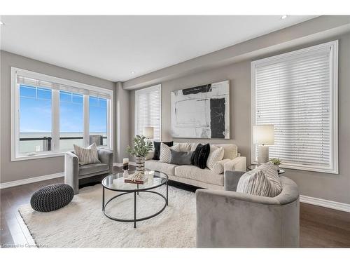 28 Pierre Trudeau Lane, Grimsby, ON - Indoor Photo Showing Living Room