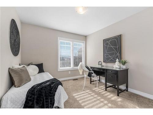 28 Pierre Trudeau Lane, Grimsby, ON - Indoor Photo Showing Bedroom