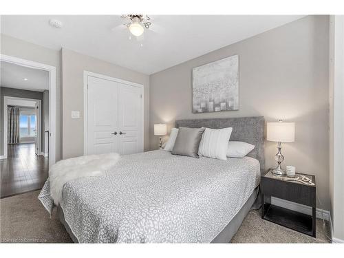 28 Pierre Trudeau Lane, Grimsby, ON - Indoor Photo Showing Bedroom