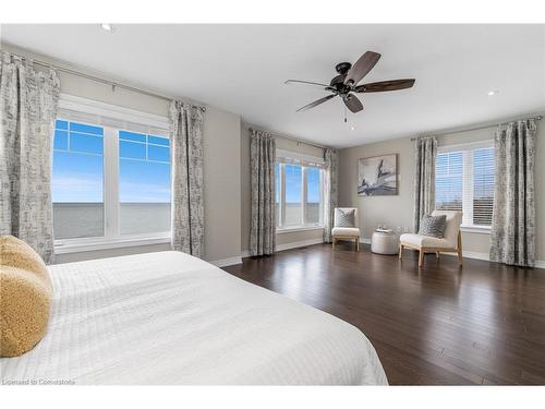 28 Pierre Trudeau Lane, Grimsby, ON - Indoor Photo Showing Bedroom