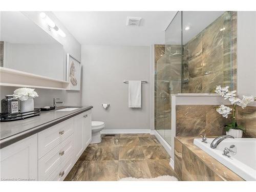 28 Pierre Trudeau Lane, Grimsby, ON - Indoor Photo Showing Bathroom