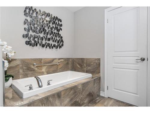 28 Pierre Trudeau Lane, Grimsby, ON - Indoor Photo Showing Bathroom