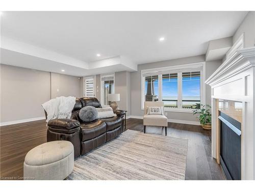 28 Pierre Trudeau Lane, Grimsby, ON - Indoor Photo Showing Living Room