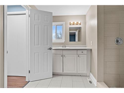 1480 Clinton Court, Burlington, ON - Indoor Photo Showing Bathroom