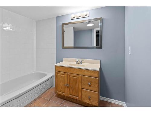 1480 Clinton Court, Burlington, ON - Indoor Photo Showing Bathroom