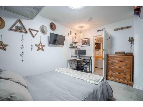 9-356 Hunter Street E, Hamilton, ON - Indoor Photo Showing Bedroom