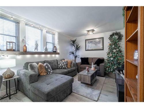 9-356 Hunter Street E, Hamilton, ON - Indoor Photo Showing Living Room