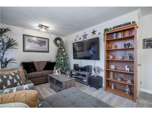 9-356 Hunter Street E, Hamilton, ON - Indoor Photo Showing Living Room