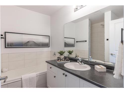 633-5055 Greenlane Road, Beamsville, ON - Indoor Photo Showing Bathroom