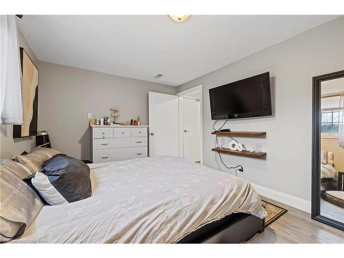 107 Horning Drive, Hamilton, ON - Indoor Photo Showing Bedroom