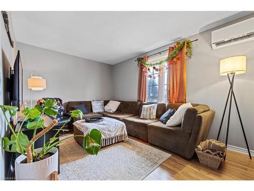 107 Horning Drive, Hamilton, ON - Indoor Photo Showing Living Room