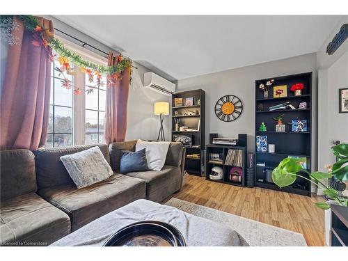 107 Horning Drive, Hamilton, ON - Indoor Photo Showing Living Room