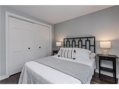 1186 Tyandaga Park Drive, Burlington, ON - Indoor Photo Showing Bedroom