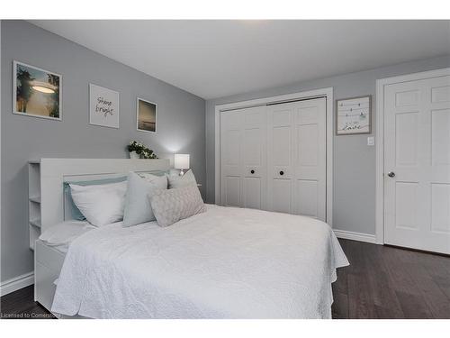 1186 Tyandaga Park Drive, Burlington, ON - Indoor Photo Showing Bedroom