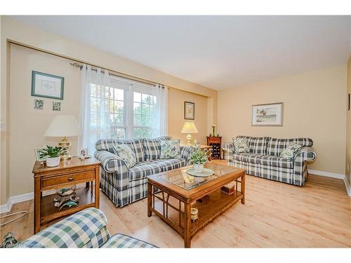 61-3029 Glencrest Road, Burlington, ON - Indoor Photo Showing Living Room