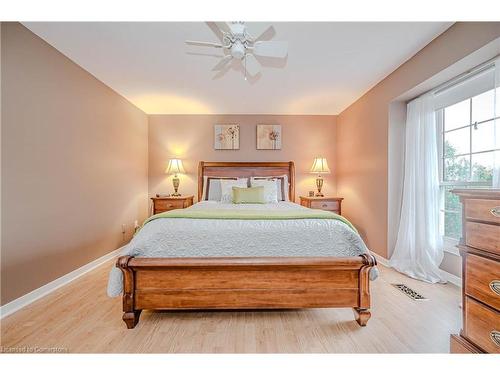 61-3029 Glencrest Road, Burlington, ON - Indoor Photo Showing Bedroom