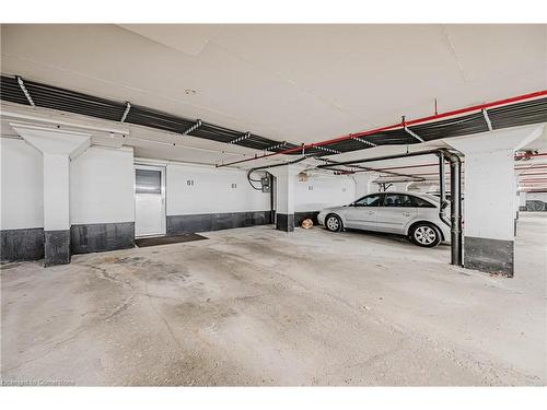 61-3029 Glencrest Road, Burlington, ON - Indoor Photo Showing Garage