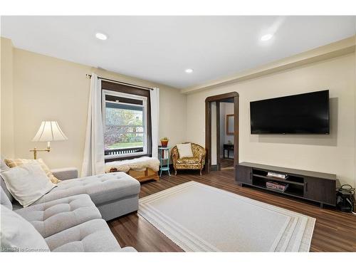 28 Ottawa Street, St. Catharines, ON - Indoor Photo Showing Living Room