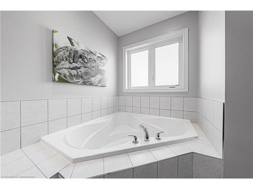 51 Narbonne Crescent, Stoney Creek, ON - Indoor Photo Showing Bathroom