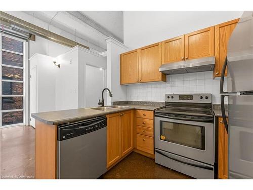 304-11 Rebecca Street, Hamilton, ON - Indoor Photo Showing Kitchen