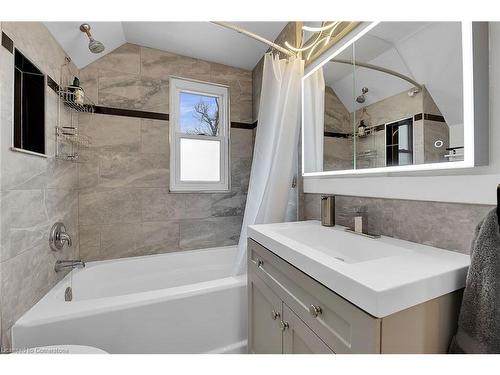 53 1/2 Robins Avenue, Hamilton, ON - Indoor Photo Showing Bathroom