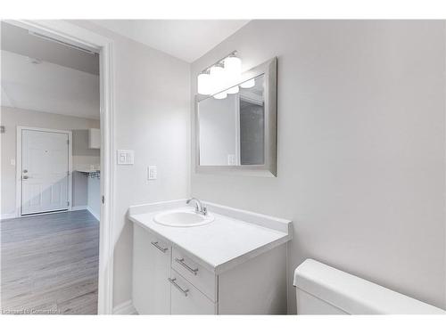 104-2040 Cleaver Avenue, Burlington, ON - Indoor Photo Showing Bathroom