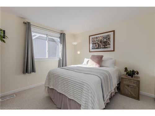 154 Hendrie Avenue, Burlington, ON - Indoor Photo Showing Bedroom