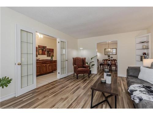 154 Hendrie Avenue, Burlington, ON - Indoor Photo Showing Living Room