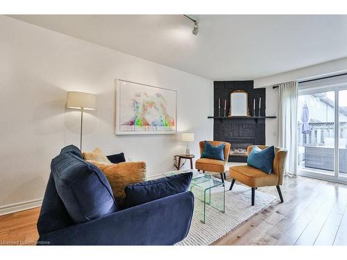 110-3333 New Street, Burlington, ON - Indoor Photo Showing Living Room