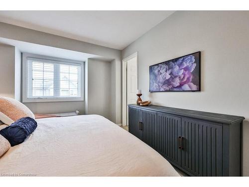 110-3333 New Street, Burlington, ON - Indoor Photo Showing Bedroom