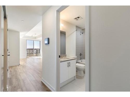 1604-335 Wheat Boom Drive, Oakville, ON - Indoor Photo Showing Bathroom