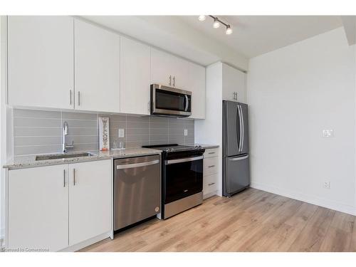 1604-335 Wheat Boom Drive, Oakville, ON - Indoor Photo Showing Kitchen With Upgraded Kitchen