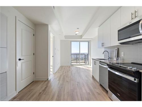 1604-335 Wheat Boom Drive, Oakville, ON - Indoor Photo Showing Kitchen