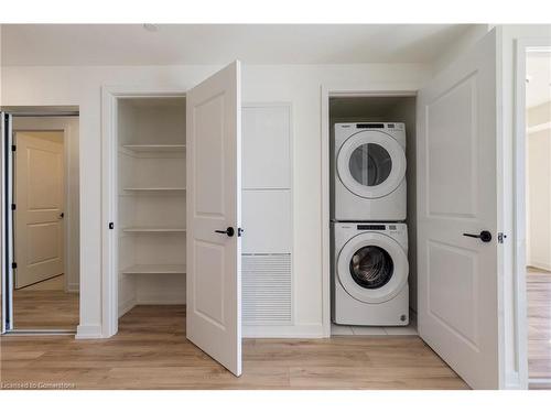 1604-335 Wheat Boom Drive, Oakville, ON - Indoor Photo Showing Laundry Room