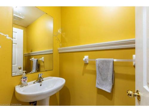 9 Lovell Crescent, Brantford, ON - Indoor Photo Showing Bathroom