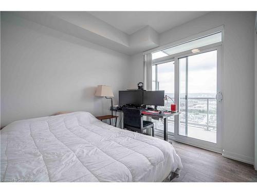 1702-2093 Fairview Street, Burlington, ON - Indoor Photo Showing Bedroom