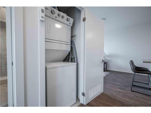 1702-2093 Fairview Street, Burlington, ON - Indoor Photo Showing Laundry Room