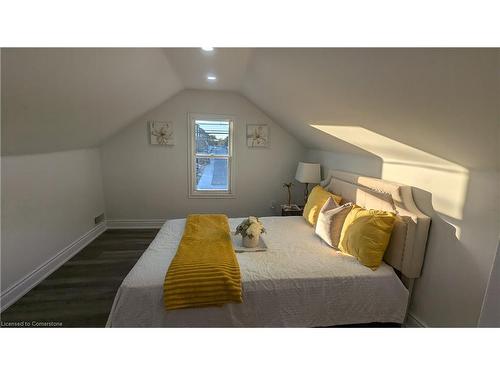 590 Woodward Avenue, Hamilton, ON - Indoor Photo Showing Bedroom