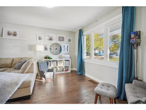 25 Rockwood Avenue, St. Catharines, ON - Indoor Photo Showing Living Room