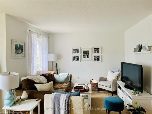 9 Tolton Drive, Guelph, ON - Indoor Photo Showing Living Room