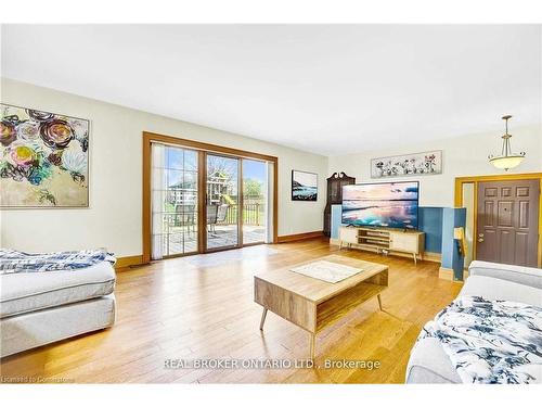 6398 Orchard Avenue, Niagara Falls, ON - Indoor Photo Showing Living Room