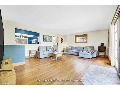 6398 Orchard Avenue, Niagara Falls, ON - Indoor Photo Showing Living Room