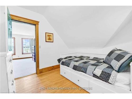 6398 Orchard Avenue, Niagara Falls, ON - Indoor Photo Showing Bedroom