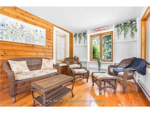 6398 Orchard Avenue, Niagara Falls, ON - Indoor Photo Showing Living Room