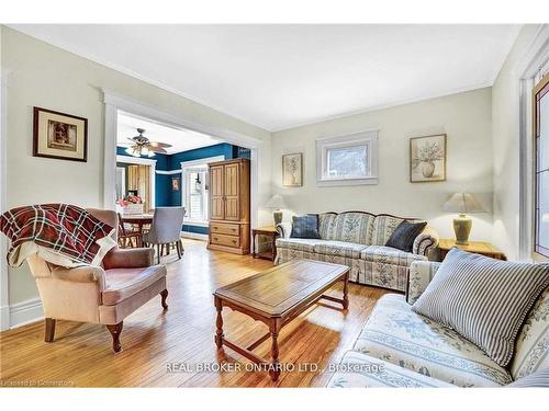 6398 Orchard Avenue, Niagara Falls, ON - Indoor Photo Showing Living Room