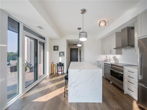 302-500 Brock Avenue, Burlington, ON - Indoor Photo Showing Kitchen