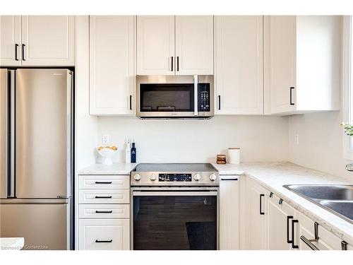 26 Bentgrass Drive, Welland, ON - Indoor Photo Showing Kitchen With Double Sink